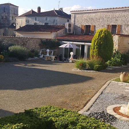 Les Quatre Saisons Villa Saint-Angeau Bagian luar foto