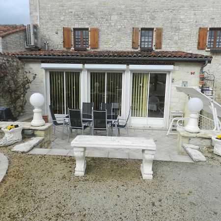 Les Quatre Saisons Villa Saint-Angeau Bagian luar foto