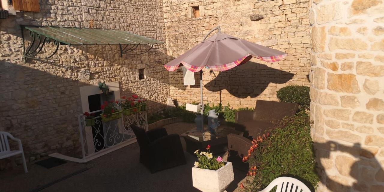 Les Quatre Saisons Villa Saint-Angeau Bagian luar foto