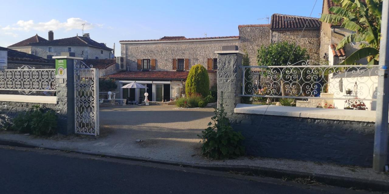 Les Quatre Saisons Villa Saint-Angeau Bagian luar foto