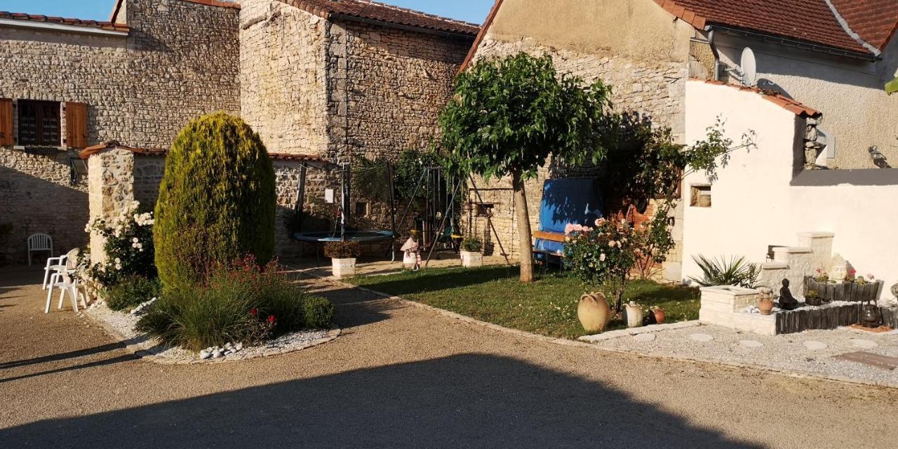 Les Quatre Saisons Villa Saint-Angeau Bagian luar foto