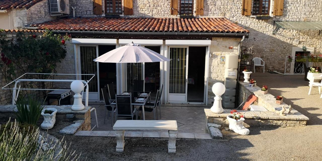 Les Quatre Saisons Villa Saint-Angeau Bagian luar foto