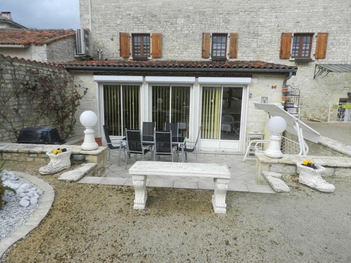 Les Quatre Saisons Villa Saint-Angeau Bagian luar foto