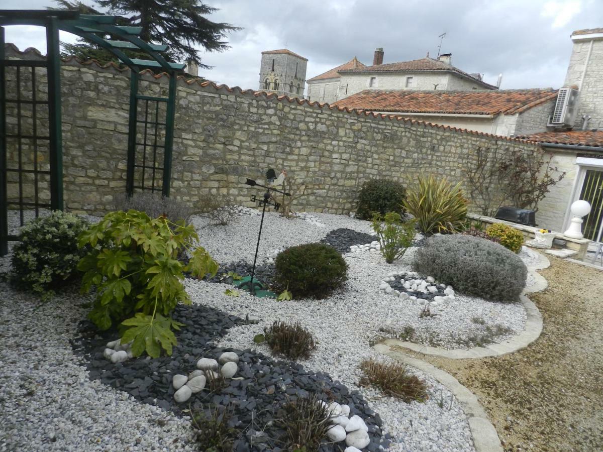 Les Quatre Saisons Villa Saint-Angeau Bagian luar foto