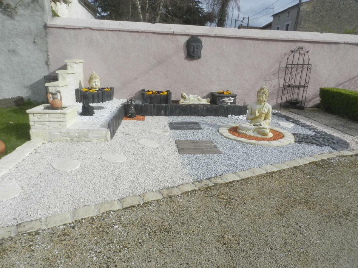 Les Quatre Saisons Villa Saint-Angeau Bagian luar foto