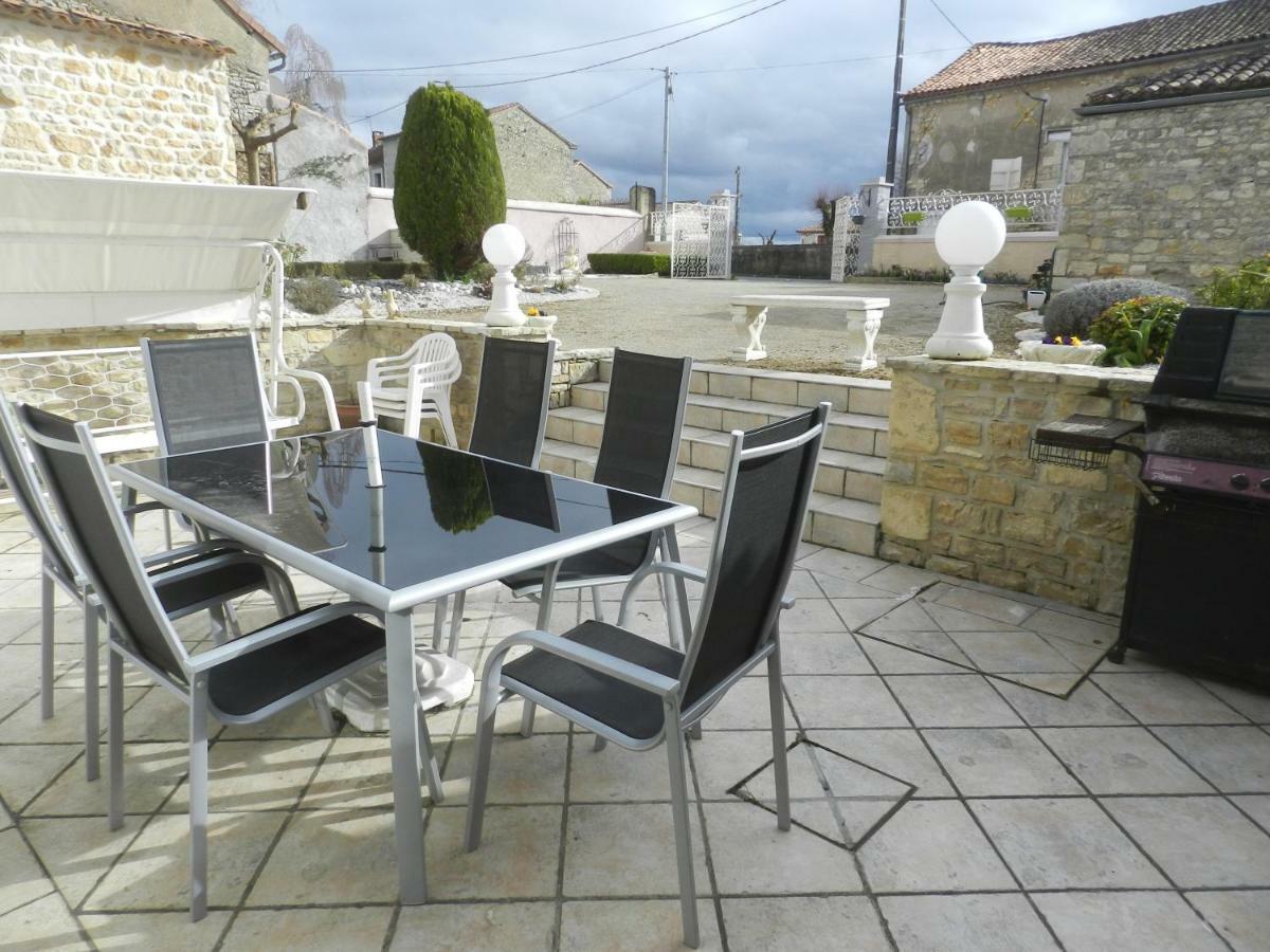 Les Quatre Saisons Villa Saint-Angeau Bagian luar foto