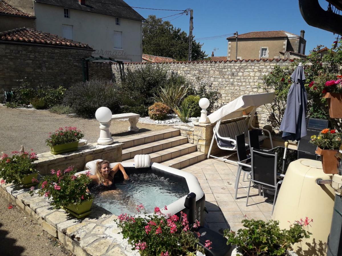 Les Quatre Saisons Villa Saint-Angeau Bagian luar foto