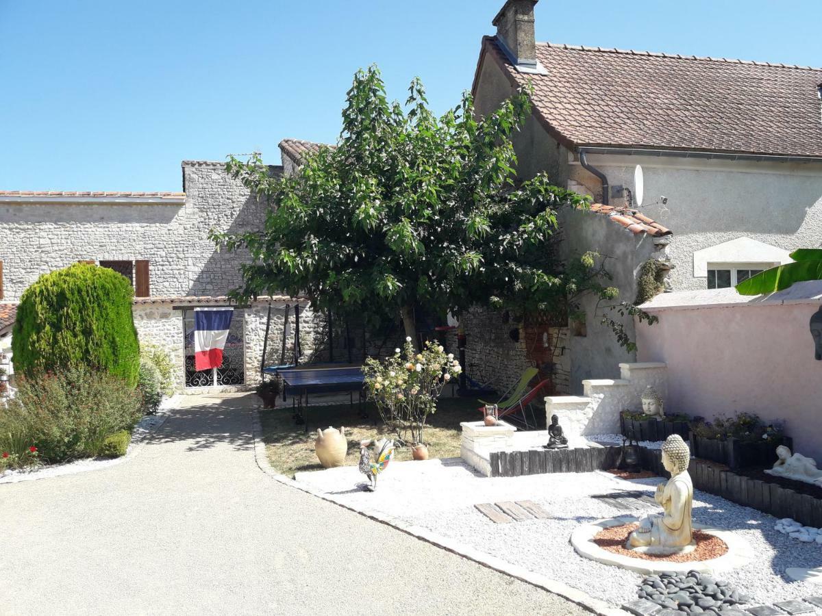 Les Quatre Saisons Villa Saint-Angeau Bagian luar foto