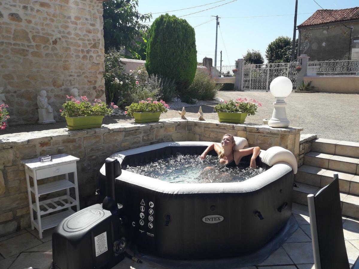 Les Quatre Saisons Villa Saint-Angeau Bagian luar foto