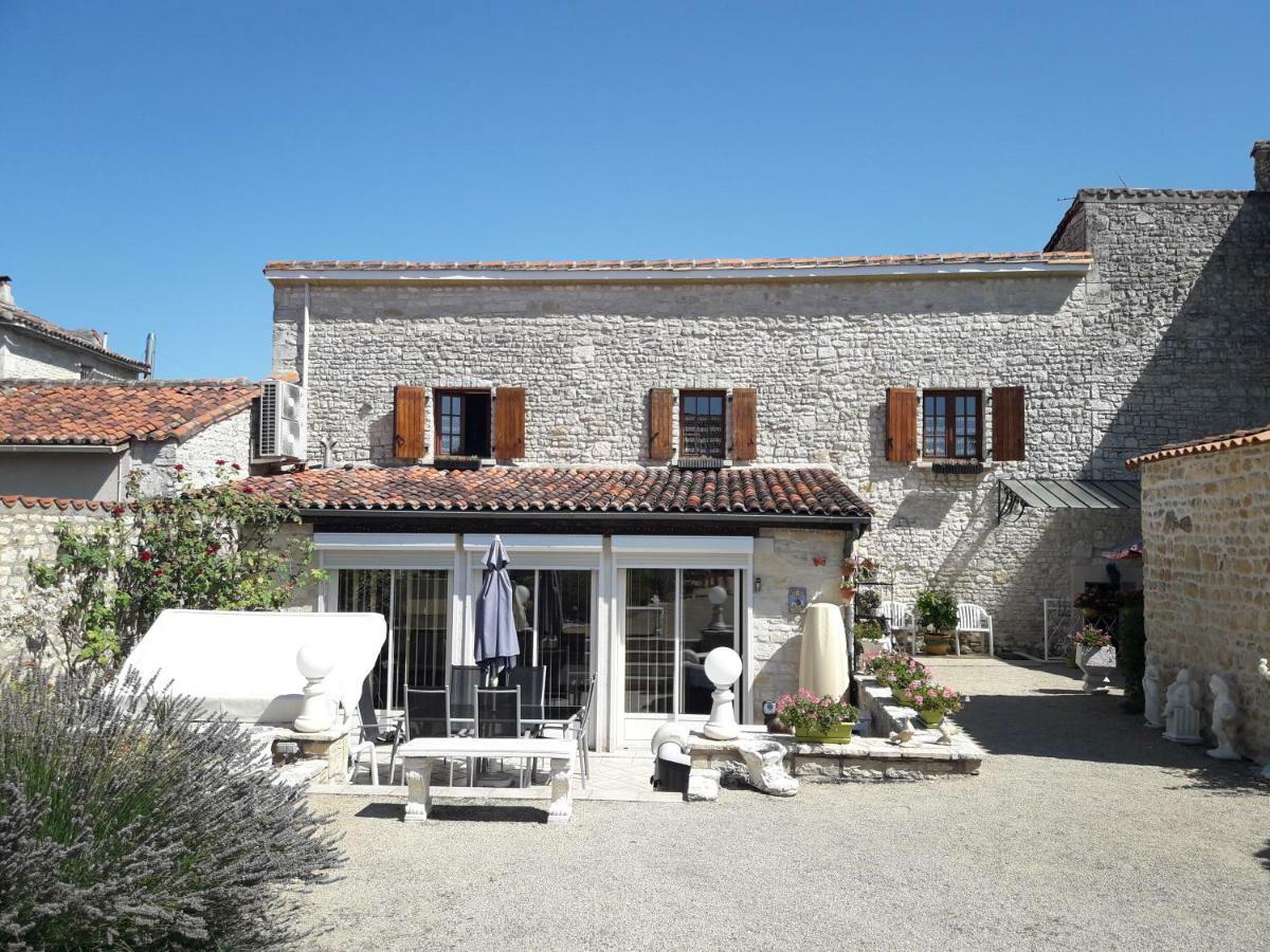 Les Quatre Saisons Villa Saint-Angeau Bagian luar foto