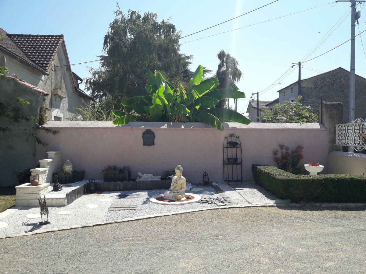 Les Quatre Saisons Villa Saint-Angeau Bagian luar foto