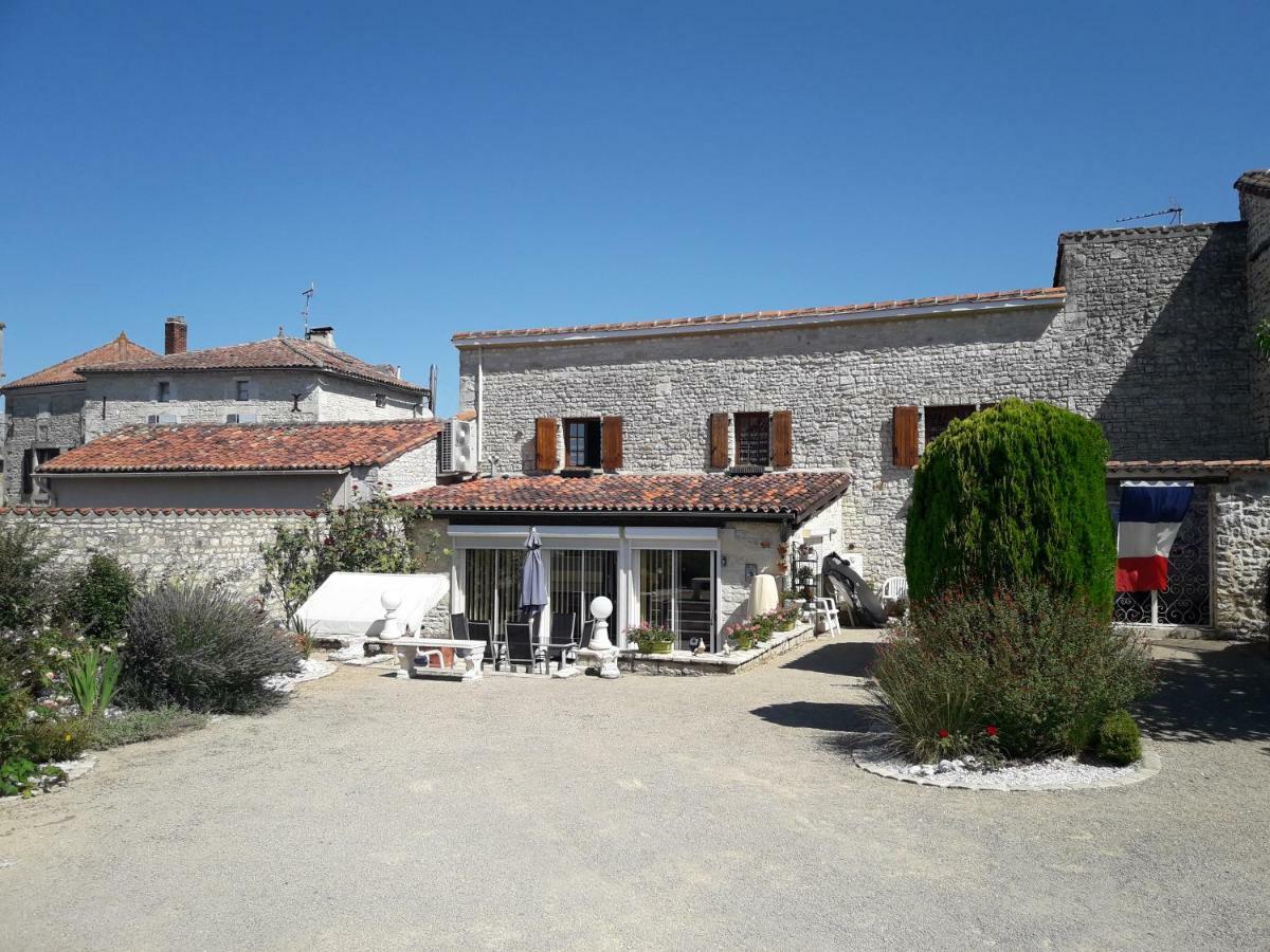 Les Quatre Saisons Villa Saint-Angeau Bagian luar foto